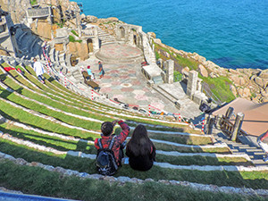 people in an amphitheater