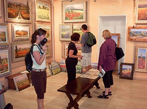 people visiting an art gallery - something to do when you rent a villa in Italy