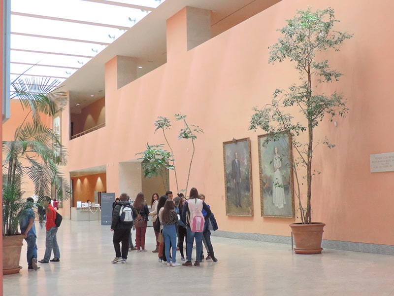 a group of people in a museum, one of the things to do in Madrid