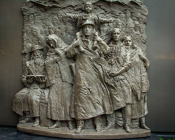 a bronze placque at the Jewish Museum