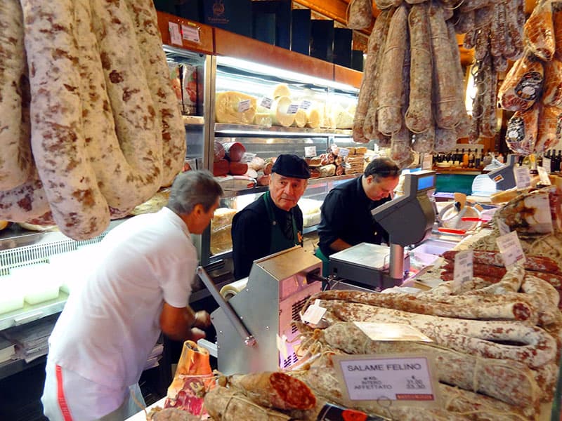 men working in a store in the old market of Quadrilatero 