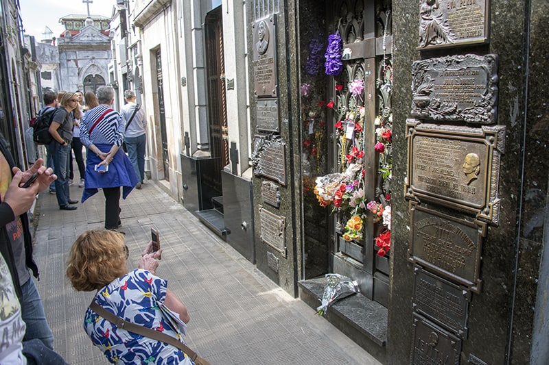 people taking photos of the tomb of eva peron, on of the things to do in Buenos Aires