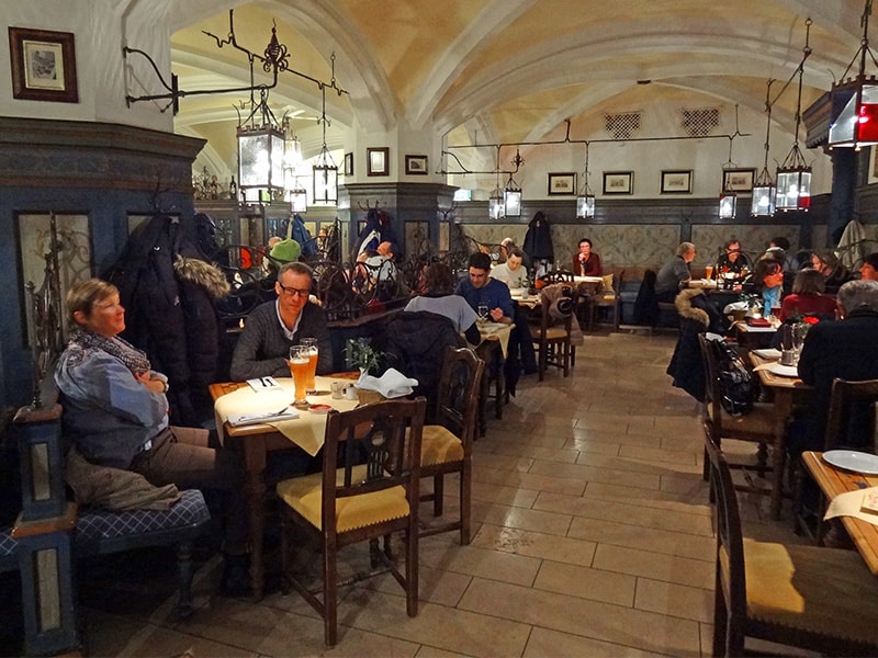 People having dinner in the Ratskeller