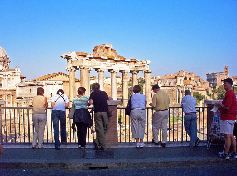 people looking at the Roman forum, one of the places to visit in Rome
