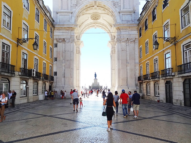 walking through the triumphal arch, one of the things to do in Lisbon