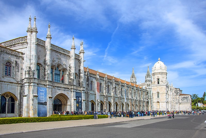 crowds entering a monastery, one of the things to do in Lisbon