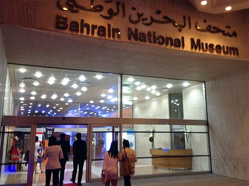 people walking into a museum, one of the things to do in Bahrain
