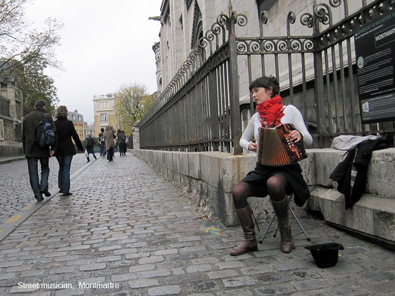 photos of paris - a street musician
