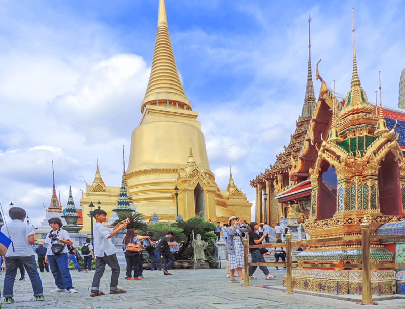 people visiting the Grand Palace, one of the things to do on a 4-day Itinerary in Bangkok