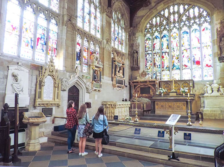 people at Shakespeare's grave seen on day trips from London 