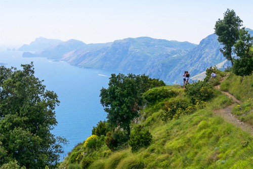 Hikers along the Sentiero degli Dei