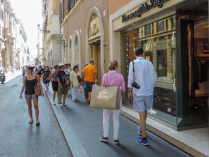 people shopping, one of the things to do on walks in Rome