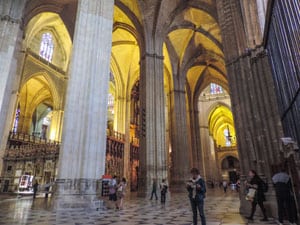 people tourisn the cathedral, one of the things to do in Seville