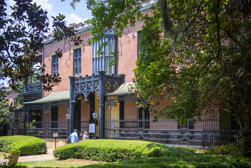 people looking at a historical house, one of the things to do in Savannah