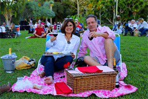people having a picnic in one of Florida’s botanical gardens