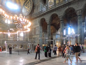 people visiting a large mosque, one of the things to do in Istanbul