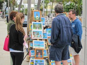people looking at sidewalk art for sale - what to do in Key West