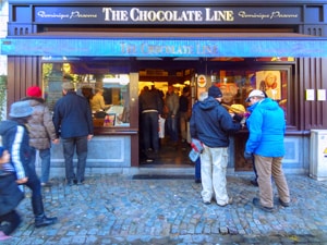 a crowd outside a shop searching for chocolate in Bruges