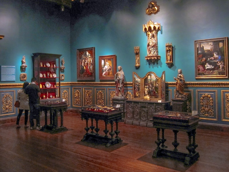 a couple in a museum room with blue walls in the Ringling Museum