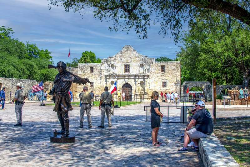 people visiting the Alamo - one of the things to do in San Antonio