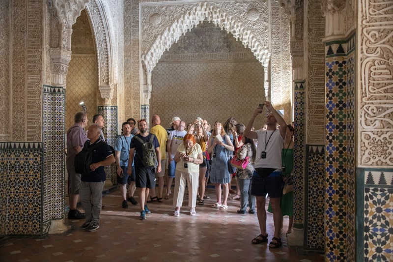 things-to-do-in-granada-alhambra-people-taking-photos.jpg