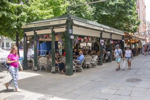 things-to-do-in-granada-outdoor-cafe.jpg