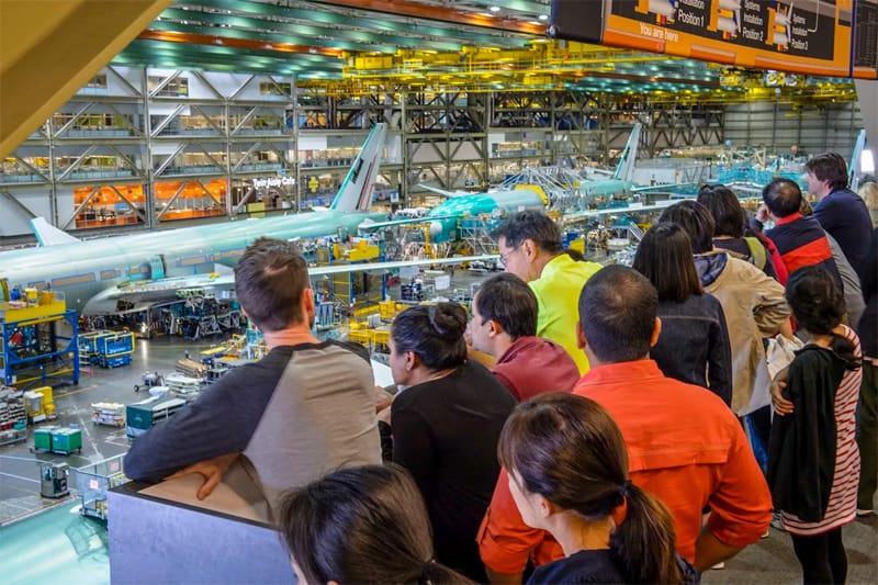 people-watching-airplanes-being-built-on Boeing-future-of-flight-tour