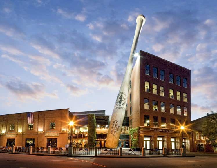 giant-baseball-bat-leaning-on-Louisville-slugger-building