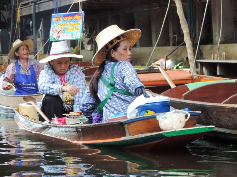 woman in a sampan in the floating market seen during a 4 days itinerary in Bangkok