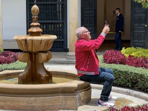 man taking a selfie in the courtyard of the Botero Mseum