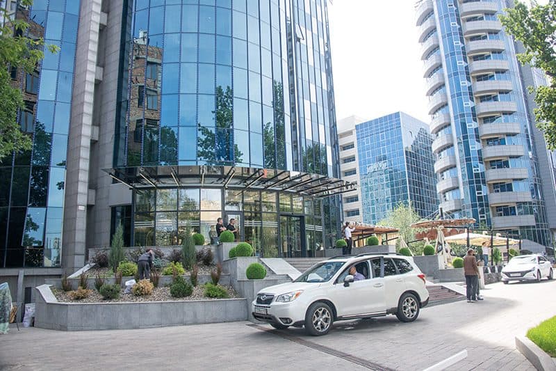 a car in front of a hotel