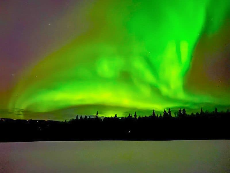 the green northern lights seen during winter in Alaska