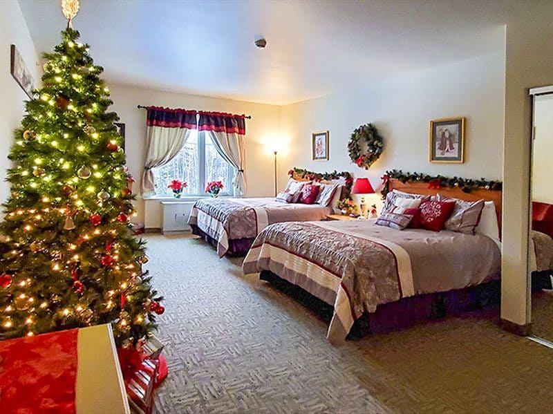 a large bedroom with a Christmas tree and decorations at the Hotel North Pole