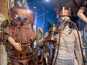 models of two men in old diving gear in the Florida Keys