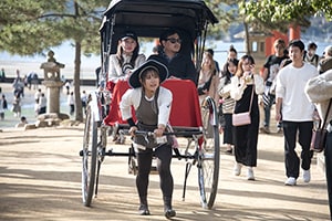 a couple taking a ride in a rickshaw, one of the things to do in Japan