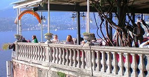 people at an outdoor restaurant