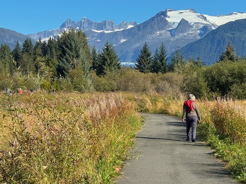 woman awalking on a path in the moutains