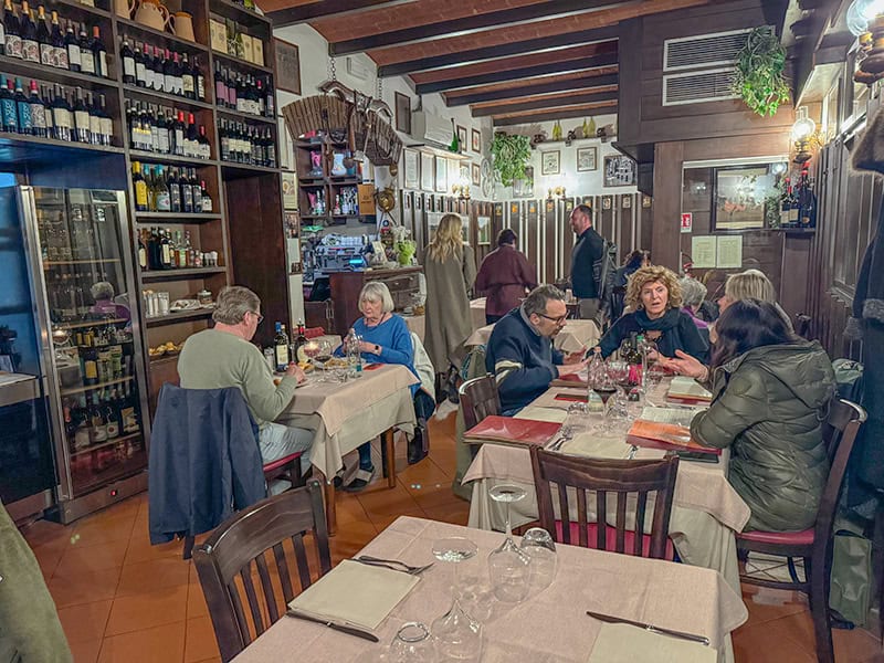 people in a resturant