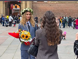 2 girls with flowers in Bologna Italy