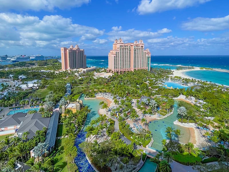 a pink hotel by the ocean - review of atlantis bahamas