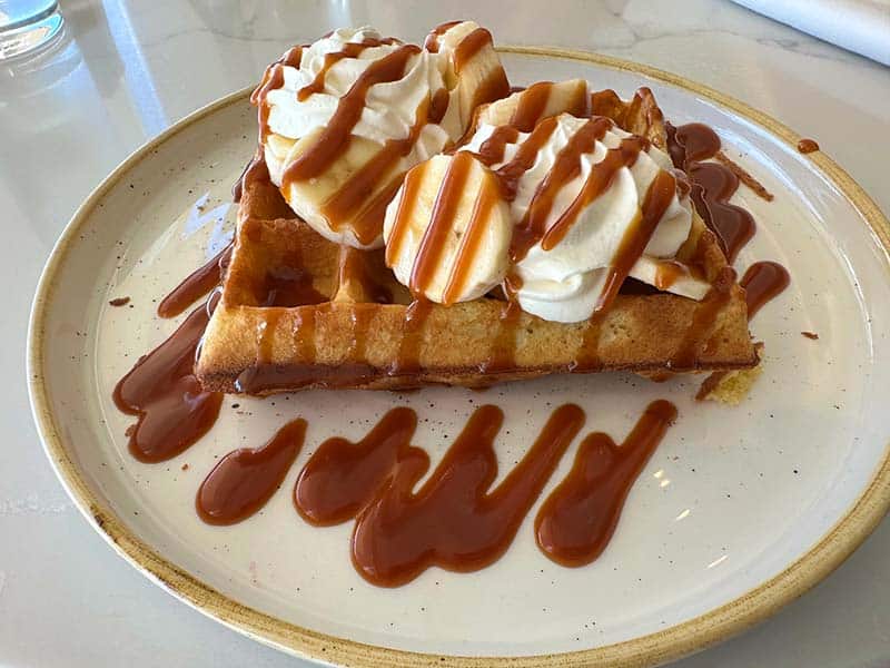 waffle with cream and cream 
