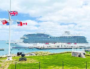 the Oceania Allura at dock